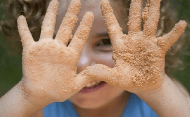 contamination by parasites through dirty hands